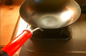 煙が出るまで中華鍋を熱します