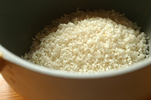お米は、といだあとざるにあけ30分ほど放置しておきます