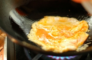 卵を炒め
