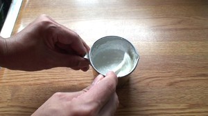 ココナッツミルクを、ぬるま湯50mlに溶かします
